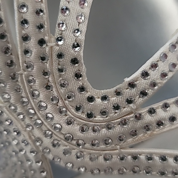 Unforgettable Moments sz9 wedge white w rhinestone adorned straps special occas - Picture 9 of 9